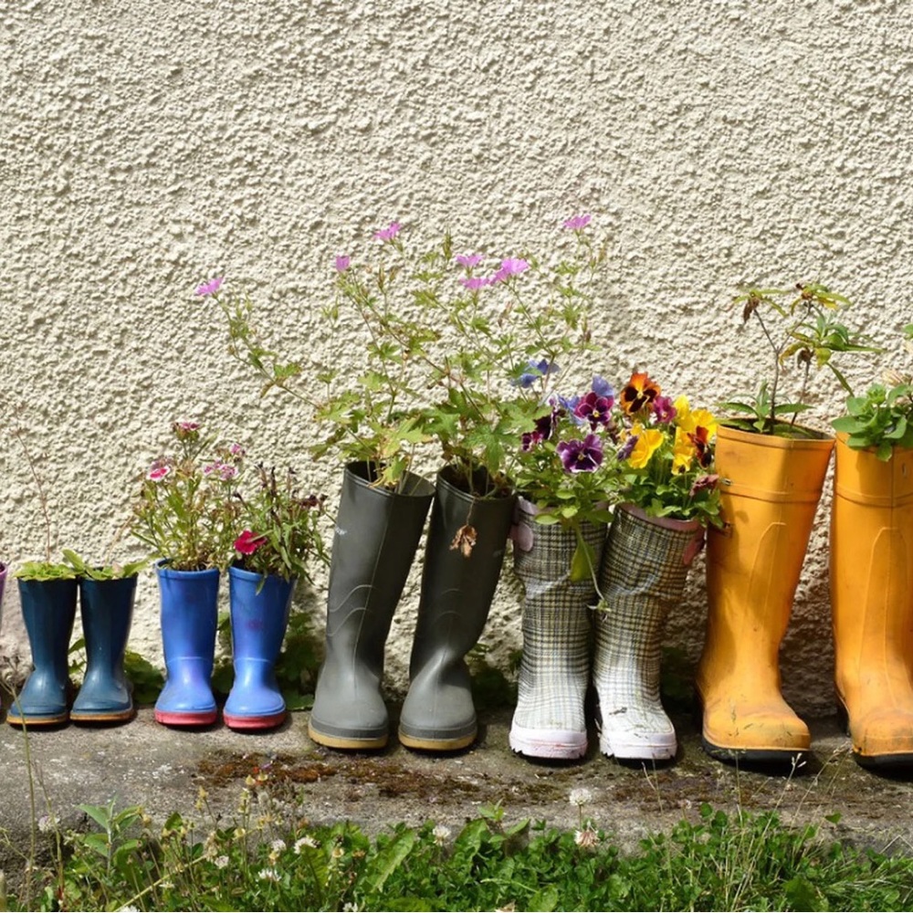 ISO rainboots with holes or no match